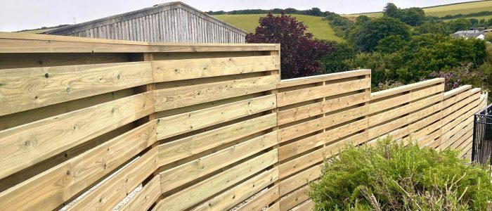 Horizontal hit and miss fencing staggered downhill